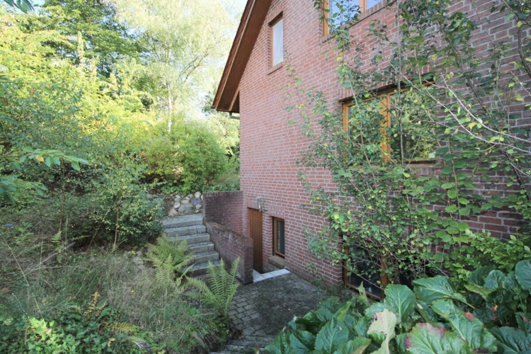 Gepflasterter Außenzugang zu Souterrain u. Vollkeller