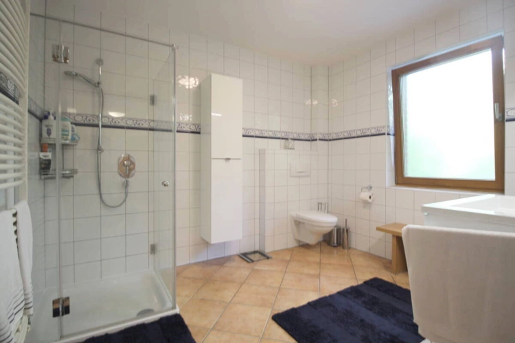 Gr. Duschbad mit Fußbodenerwärmung u. Fenster EG