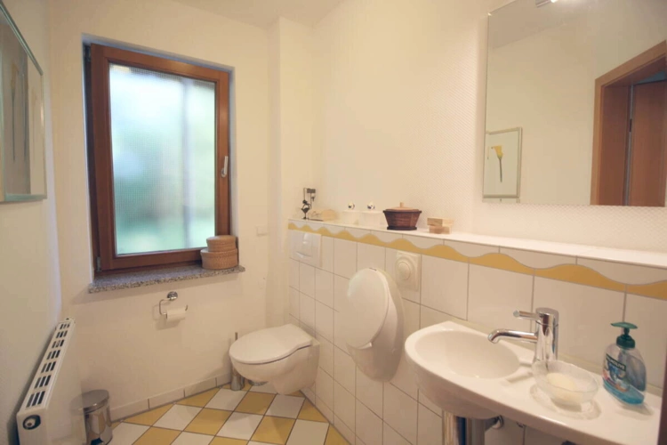 Gäste-WC mit sep. Pissoir EG
