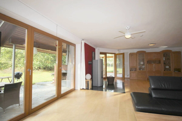 Helle u. offene Wohnzimmerarchitektur