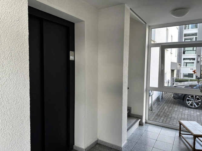 Im Treppenhaus mit Aufzug