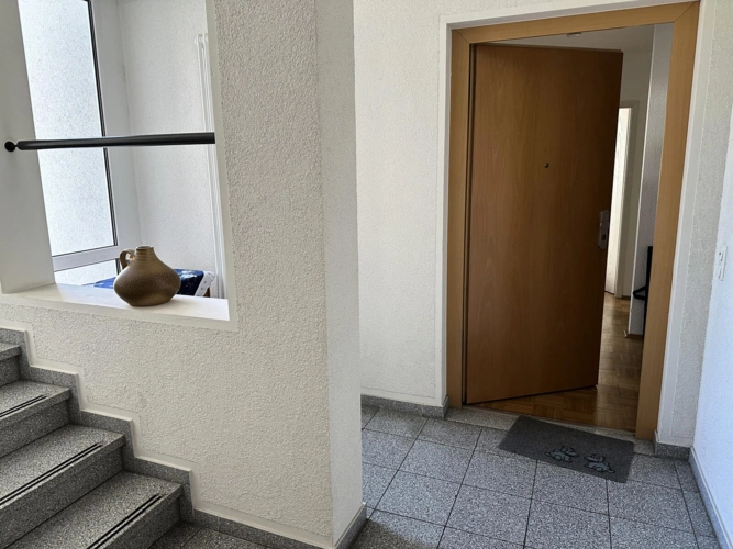 Hausflur mit Wohnungseingang. Bitte treten Sie ein.