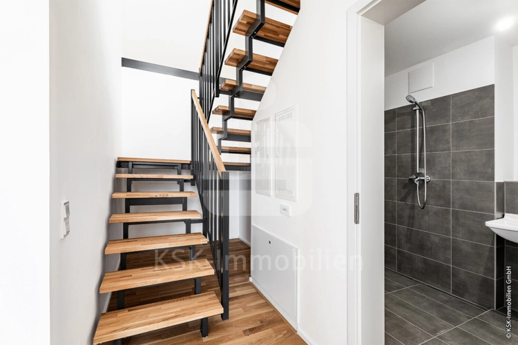 Elegante Treppe zwischen den Wohnebenen.