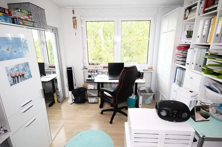 Kinderzimmer mit Ausgang auf den Balkon
