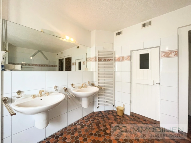 Badezimmer mit Sauna Anbau