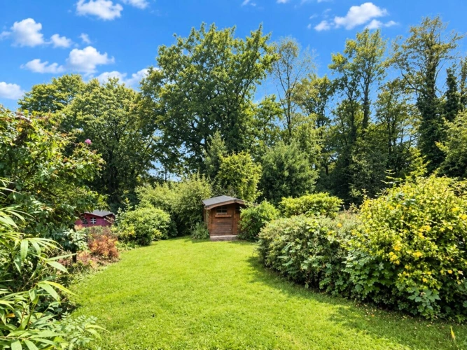 Garten mit Gartenhaus