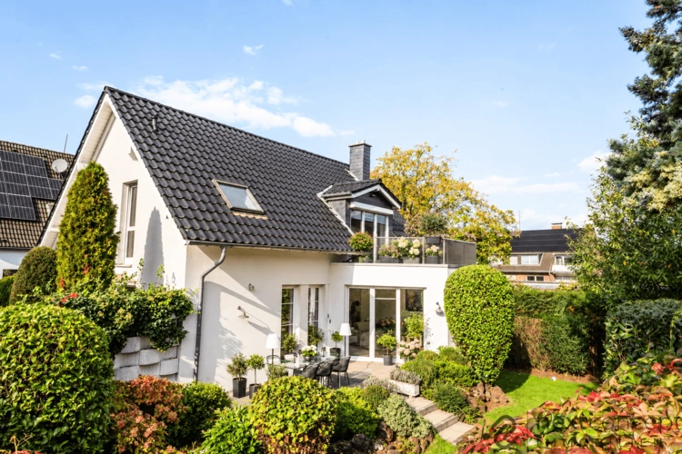 seitliche Gartenansicht