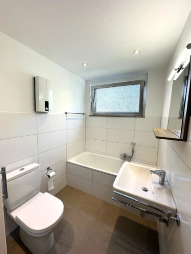 Bad mit Wanne, Dusche und Fenster