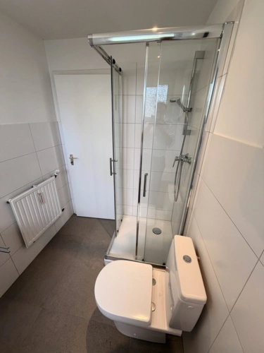 Bad 2. Blick mit Dusche