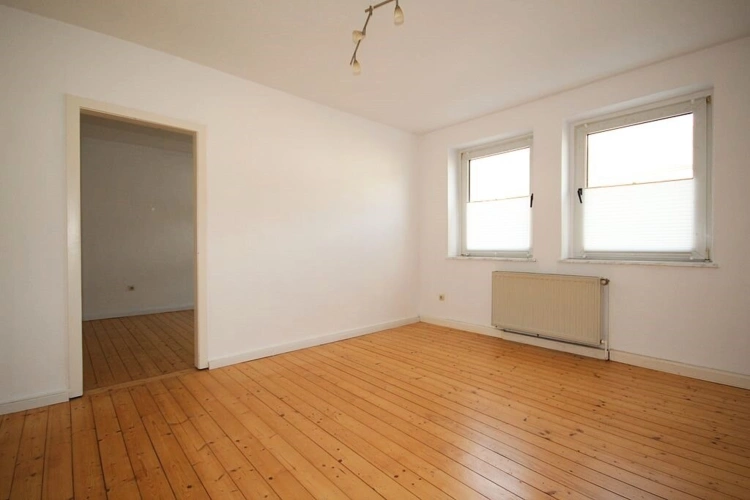 Beispielwohnung 98 - 100 Wohnzimmer mit Dielenboden