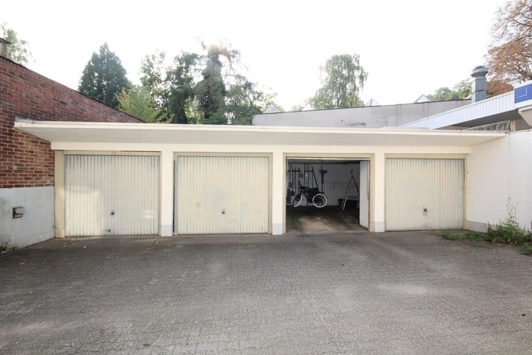 Garagen hinter Haus 94 - 96