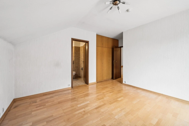 Schlafzimmer mit angrenzendem Bad