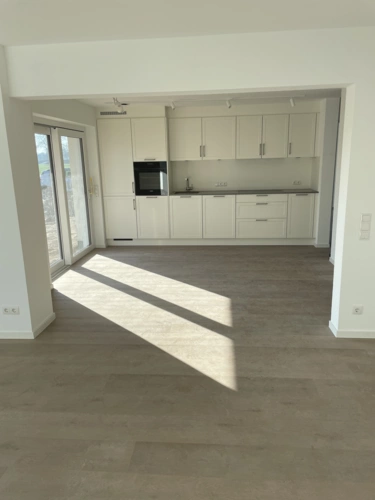 Offene Küche mit Zugang zur Terrasse