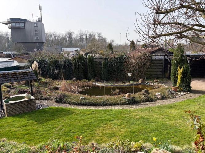 Wunderschöner großer Garten mit Teich und freier Sicht, Blick von der Terasse