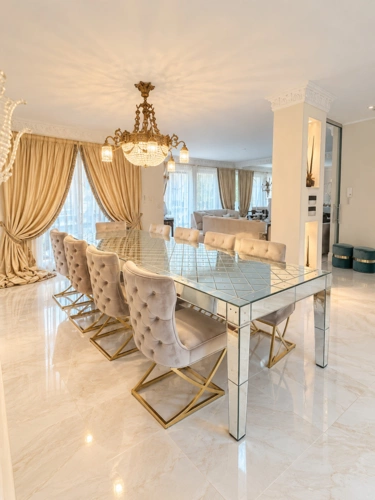 Esszimmer mit Blik ins Wohnzimmer