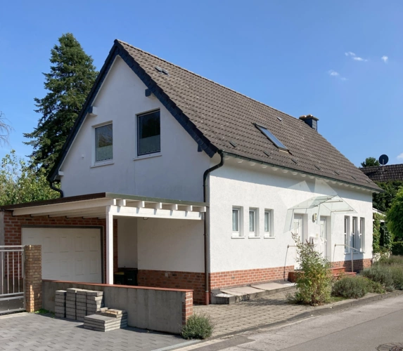 Außenansicht mit Garage und Carport
