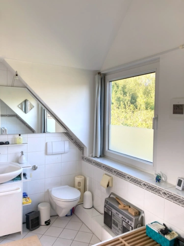 Badezimmer mit Wanne und Dusche, OG