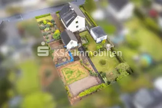 Großzügiges, sonnenverwöhntes Grundstück mit Zweifamilienhaus für kreative Sanie...
