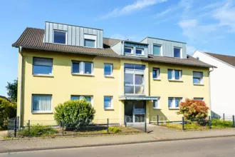 Modernisiertes 6-Parteienhaus mit Balkonen und Garagen in Niederkassel