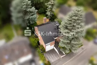 Freistehendes Einfamilienhaus mit Schwimmbad in exzellenter Wohnlage.