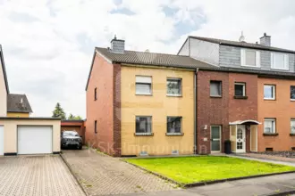 Frechen-Grefrath, vermietetes Zweifamilienhaus mit Garage.