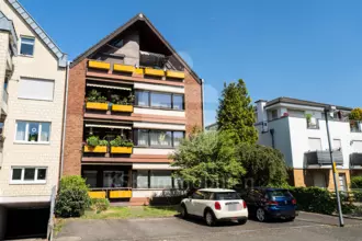 Zentral, aber ruhig gelegene 4-Zimmer-Erdgeschosswohnung!
