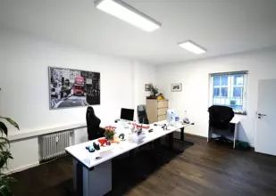 Seltene Kombi: Bürofläche (ca. 64 m²) mit ebenerdigem Lager (ca. 190 m²) in Rtg....
