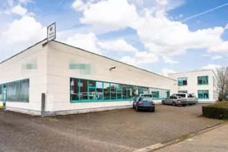 Attraktive Gewerbehalle mit Betriebswohnungen und Freifläche in Hürth.