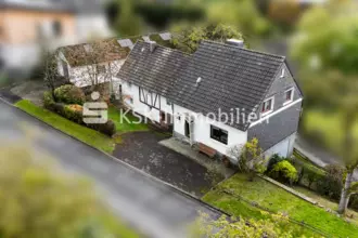 Großzügiges Zweifamilienhaus mit Lagerhalle!