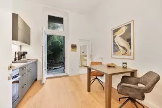 Kernsanierte Gartenwohnung im historischen Altbau mit moderner Möblierung in D-F...