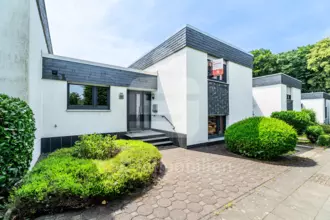 Gepflegtes, helles Einfamilienhaus mit besonderer Architektur!