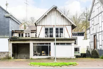 Wohn- und Geschäftshaus mit Werkstatt und Lagergebäude.