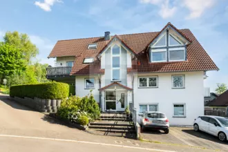 Erdgeschosswohnung mit Stellplatz, Terrasse und Gartenanteil!
