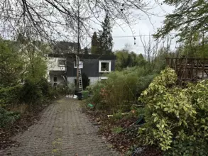 Stark Sanierungsbedürftige Doppelhaushälfte mit Einliegerwohnung und großem Grun...