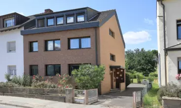 Ideales Anlageobjekt in Bonn Drei Wohnungen, drei Garagen, zentrale Lage