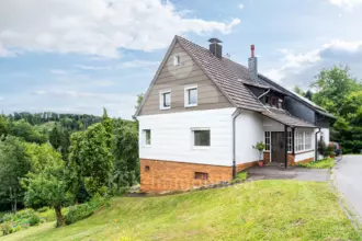 Einfamilienhaus mit Aussicht und großem Garten.