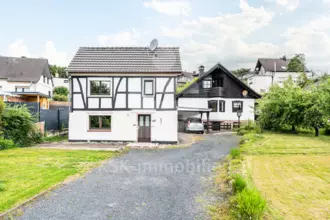 Alt und jung vereint auf einem Grundstück. Wohnhaus-Duo in Hennef-Lanzenbach.