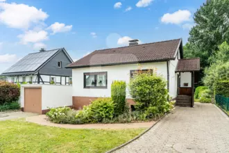 Charmantes sanierungsbedürftiges Fertighaus auf großem Grundstück mit Garage in ...