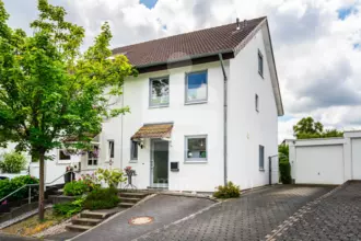 Helle Doppelhaushälfte mit traumhaftem Garten!
